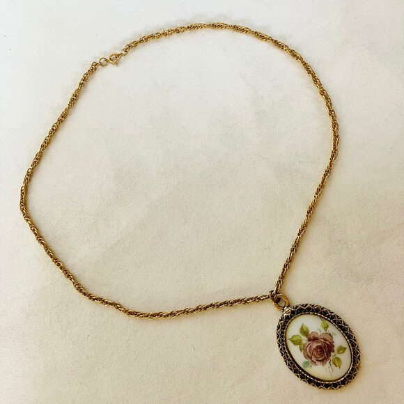Rose Cameo Pendant Link Chain Necklace Ornate Gold Tone Metal Frame Mirror Back - Picture 9 of 10